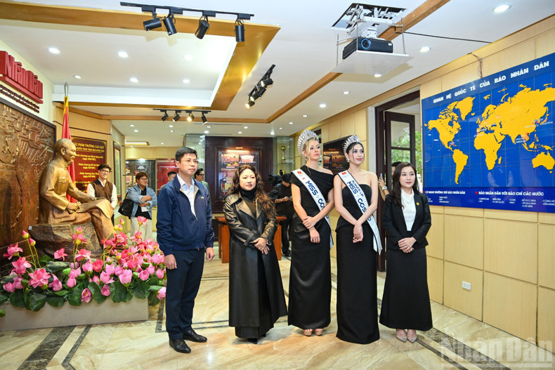 Yolina Lindquist y Chelsea Fernandez visitan la Sala Memorial del periódico Nhan Dan.