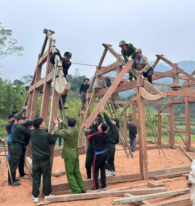 Las autoridades pertinentes ayudan a los aldeanos a reconstruir sus casas antes del Año Nuevo Lunar. (Foto: VNA)