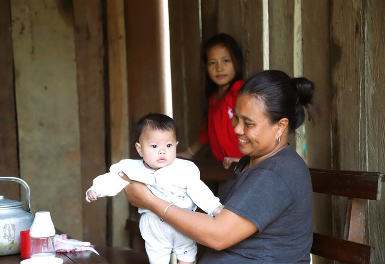 La alegría de una mujer Dan Lai en la aldea Bung (comuna de Mon Son, provincia de Nghe An) junto a sus hijos pequeños. (Foto: VNA)
