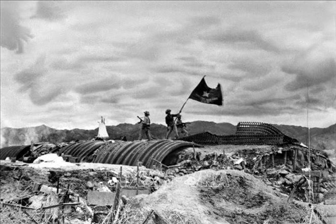 A las 17:30 del 7 de mayo de 1954, la bandera "Decididos a combatir, decididos a vencer" del Ejército Popular de Vietnam ondeó sobre el búnker de De Castries, marcando la victoria de la Campaña de Dien Bien Phu, que duró 56 días y noches, contra los colonialistas franceses. (Foto de archivo: VNA)