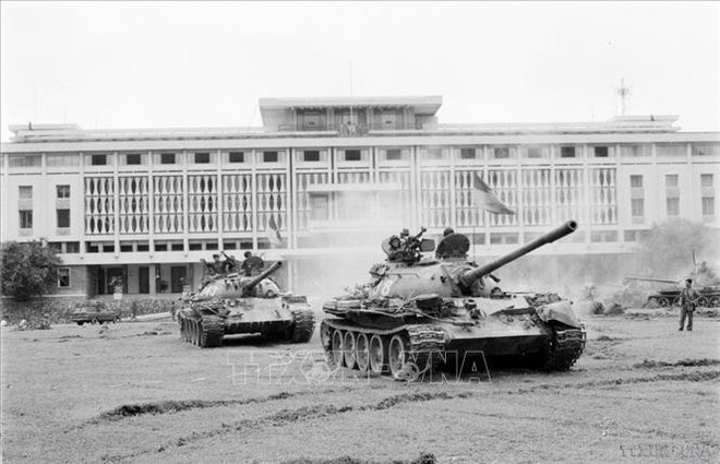 El 30 de abril de 1975, cientos de tanques y vehículos blindados, junto con tropas terrestres, avanzan desde todas las direcciones hacia el Palacio del Presidente de la administración títere de Saigón para liberar la ciudad. (Foto de archivo: VNA)