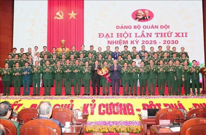El secretario general del Partido Comunista de Vietnam, To Lam, el presidente, Luong Cuong, y los delegados del Ejército Popular elegidos para asistir al XIV Congreso Nacional del Partido posan para una fotografía en la XII Asamblea del Comité partidista del Ejército Popular de Vietnam, celebrado del 29 de septiembre al 2 de octubre de 2025. (Foto: VNA)