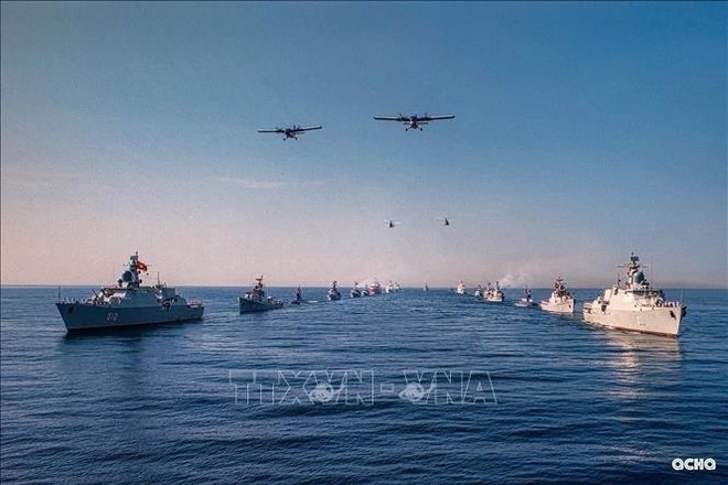 Buques y aeronaves participan en el desfile conmemorativo del 80.º aniversario de la Revolución de Agosto y el Día Nacional en la zona marítima frente a Cam Ranh, provincia de Khanh Hoa, el 2 de septiembre de 2025. (Foto cortesía de la Armada Popular)
