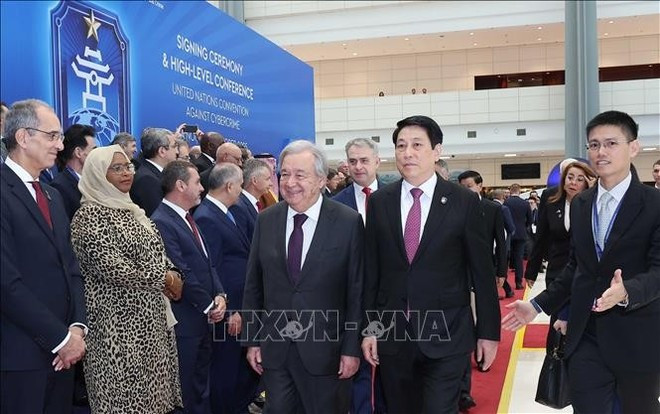 El presidente Luong Cuong da la bienvenida al secretario general de las Naciones Unidas, António Guterres, a la ceremonia de firma de la Convención de las Naciones Unidas contra la Ciberdelincuencia, que se celebra en Hanoi los días 25 y 26 de octubre de 2025. (Foto: VNA)