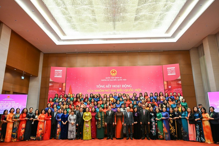 El presidente de la Asamblea Nacional de Vietnam, Tran Thanh Man, con las diputadas.