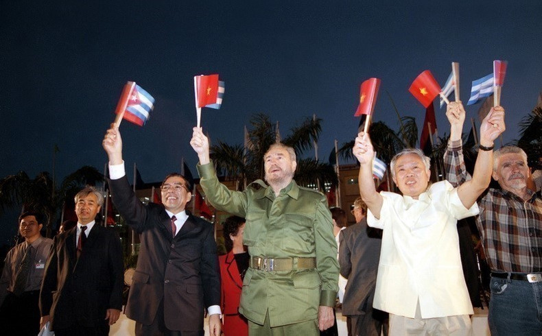 El secretario general del Partido Comunista de Vietnam, Nong Duc Manh, y el presidente cubano, Fidel Castro, asisten a un acto celebrado en la Universidad de las Ciencias Informáticas de La Habana, con la participación de cinco mil estudiantes (8 de marzo de 2004). (Foto: VNA)