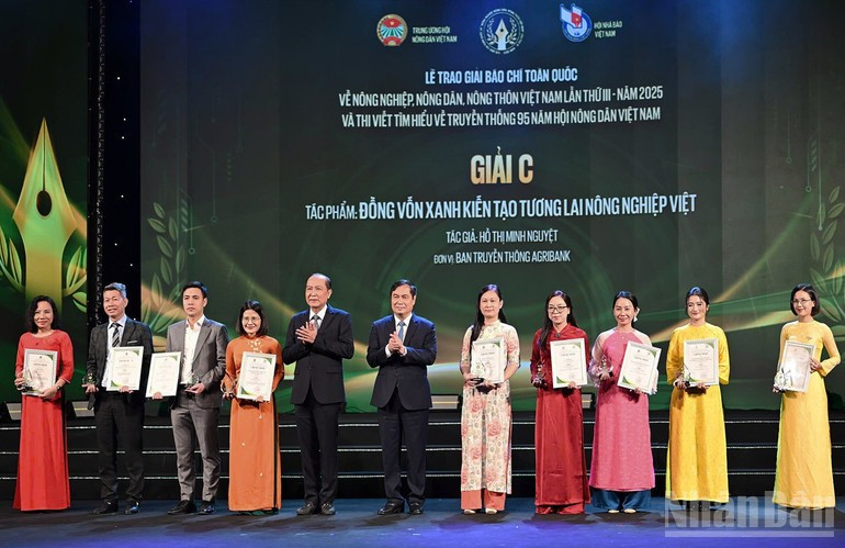 Entregan los premios C a los ganadores.