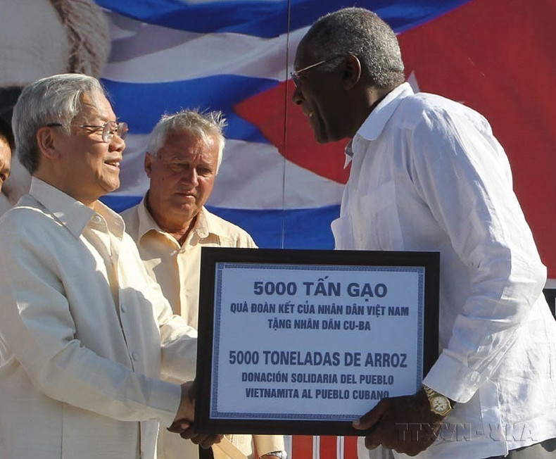 El secretario general del Partico Comunista de Vietnam, Nguyen Phu Trong, entrega simbólicamente al secretario general de la Central de Trabajadores de Cuba, Salvador Valdés Mesa, una donación de cinco mil toneladas de arroz del pueblo vietnamita a su par cubano (La Habana, 11 de abril de 2012). (Foto: VNA)
