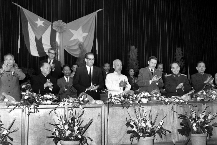 El Presidente Ho Chi Minh y otros dirigentes vietnamitas de alto rango asisten a un mitin de más de mil delegados de todas las masas populares de Hanói para dar la bienvenida a la delegación del Partido y Gobierno Revolucionario de Cuba, encabezada por el presidente Osvaldo Dorticós Torrado durante su visita a Vietnam a finales de octubre de 1966. (Foto: VNA)