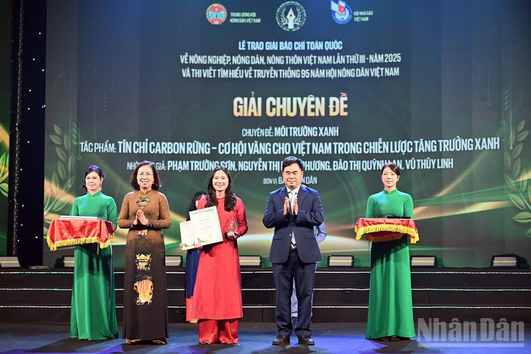 Entregan los premios temáticos a los ganadores.