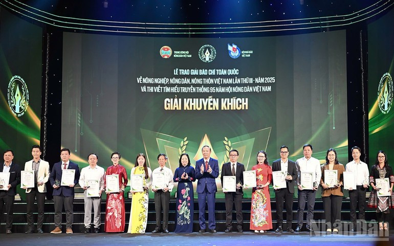 Entregan los premios de consolación a los ganadores.