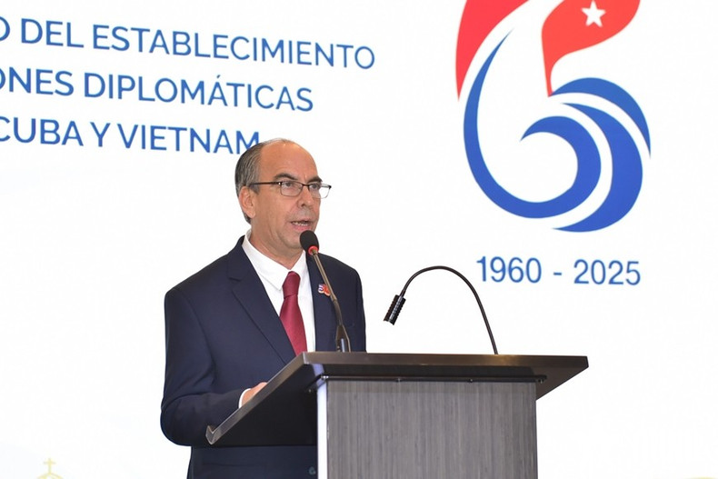 El embajador de Cuba en Vietnam, Rogelio Polanco Fuentes, habla en el acto. (Foto: qdnd.vn)