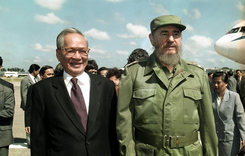 El presidente de los Consejos de Estado y de Ministros de la República de Cuba, Fidel Castro, recibe al presidente vietnamita, Le Duc Anh, en el Aeropuerto Internacional José Martí, durante su visita oficial de amistad al país caribeño del 12 al 17 de octubre de 1995. (Foto: VNA)
