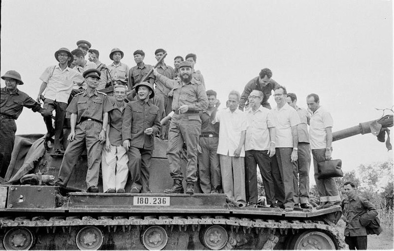 El 15 de septiembre de 1973, el primer ministro vietnamita Pham Van Dong, y el primer secretario del Partido Comunista de Cuba y primer ministro del Gobierno Revolucionario de Cuba, Fidel Castro, visitan la base militar de Doc Mieu que había sido destruida por las fuerzas armadas y el pueblo del Sur de Vietnam, ubicada en la línea de defensa electrónica McNamara. (Foto: VNA)