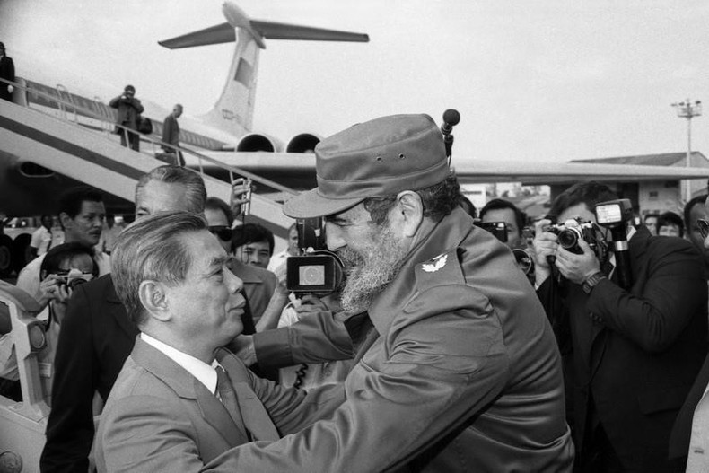 El Comandante Fidel Castro, primer secretario del Partido Comunista de Cuba y presidente de los Consejos de Estado y de Ministros de la República, recibe en el Aeropuerto José Martí al secretario general del Partido Comunista de Vietnam, Nguyen Van Linh, durante su visita oficial a la isla caribeña del 24 al 29 de abril de 1989. (Foto: VNA)