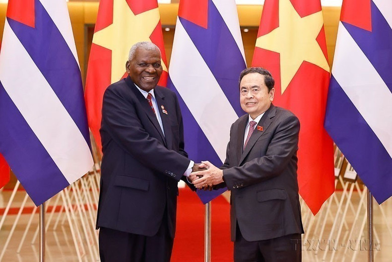 El presidente de la Asamblea Nacional de Vietnam, Tran Thanh Man, preside la ceremonia de bienvenida y sostuvo conversaciones con su homólogo cubano, Esteban Lazo Hernández, quien se encuentra de visita oficial en el país para copresidir la segunda reunión del Comité de Cooperación Interparlamentaria Vietnam-Cuba (Hanói, 30 de septiembre de 2025). (Foto: VNA)