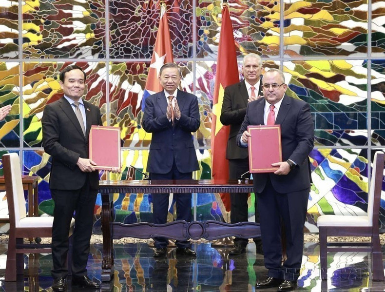 El secretario general del Partido Comunista y presidente de Vietnam, To Lam, y el primer secretario del Partido Comunista y presidente de Cuba, Miguel Díaz-Canel Bermúdez, presencian la ceremonia de firma de un documento de cooperación entre la Comisión de Asuntos Económicos del Comité Central del Partido Comunista de Vietnam y el Departamento Económico Productivo del Comité Central del Partido Comunista de Cuba (La Habana, 26 de septiembre de 2024). (Foto: VNA)
