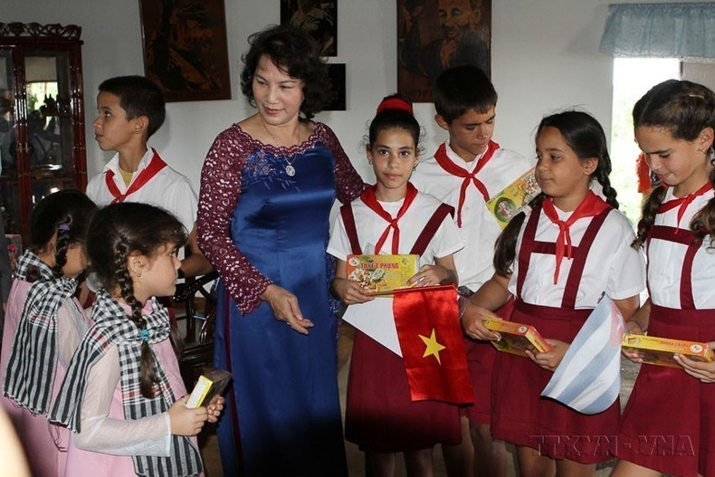 La vicepresidenta de la Asamblea Nacional de Vietnam, Nguyen Thi Kim Ngan, visita a los niños en la aldea de Ben Tre, provincia cubana de Artemisa (6 de diciembre de 2011). (Foto: VNA)