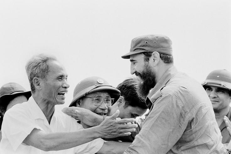El primer ministro vietnamita Pham Van Dong y el primer secretario del Partido Comunista de Cuba y primer ministro del Gobierno Revolucionario de Cuba, Fidel Castro, en un mitin con las fuerzas armadas y el pueblo de la provincia de Quang Tri, para dar la bienvenida a la delegación cubana en septiembre de 1973. (Foto: VNA)
