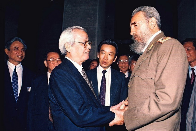 El presidente cubano, Fidel Castro, entrega la Orden José Martí al primer ministro vietnamita Vo Van Kiet durante su visita oficial de amistad a la isla caribeña el 7 de julio de 1993. (Foto: VNA)