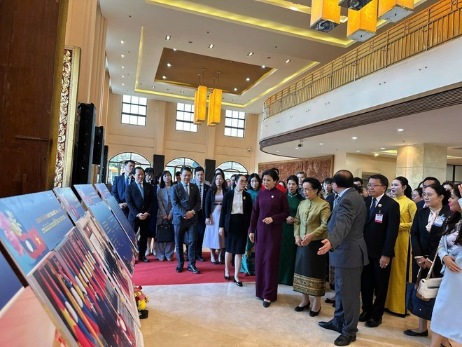 Ngo Phuong Ly y Naly Sisoulith visitaron el Museo Nacional de Arte Contemporáneo de Laos, un espacio emblemático dedicado a la preservación y promoción del arte, la historia y la identidad cultural de Laos. (Foto: VNA)