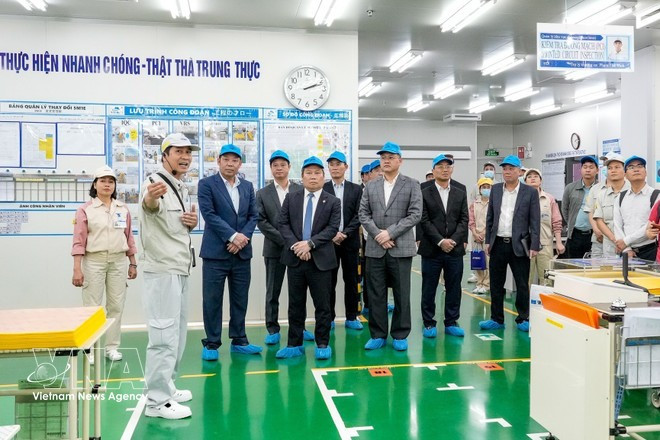 El presidente del Comité Popular de Hanói, Vu Dai Thang, junto con la delegación, visita la empresa Meiko Electronics Vietnam, ubicada en el Parque Industrial Thach That-Quoc Oai. (Foto: VNA)