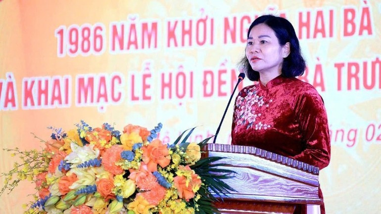 Nguyen Thi Tuyen, miembro del Comité Central del PCV, vicepresidenta del Comité Central del Frente de la Patria de Vietnam y presidenta de la Unión de Mujeres, habla en la cita.