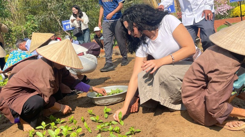 Turistas internacionales participan en las actividades del Festival Cau Bong.