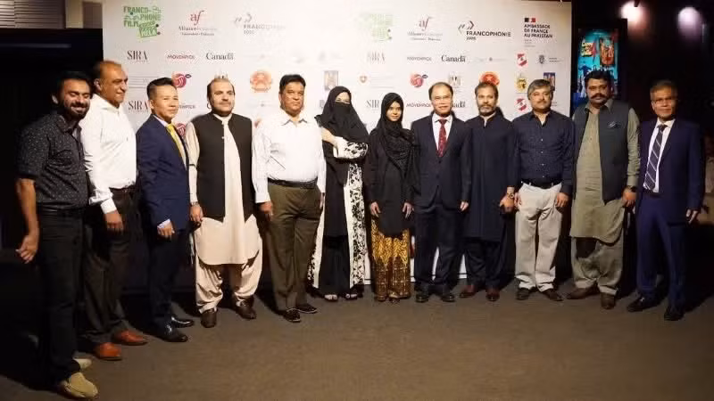 El embajador de Vietnam en Pakistán, Pham Anh Tuan, se toma una foto con representantes paquistaníes e invitados internacionales al evento. (Foto: Nhan Dan)