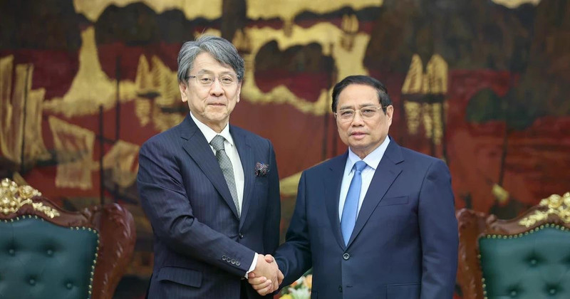 El primer ministro vietnamita, Pham Minh Chinh, recibe a Maeda Tadashi, presidente del Consejo Ejecutivo del Banco Japonés de Cooperación Internacional (JBIC). (Fuente: VNA) 