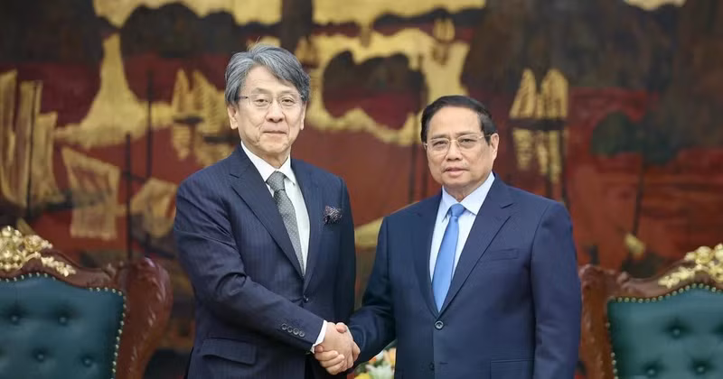 El primer ministro vietnamita, Pham Minh Chinh, recibe a Maeda Tadashi, presidente del Consejo Ejecutivo del Banco Japonés de Cooperación Internacional (JBIC). (Fuente: VNA) 