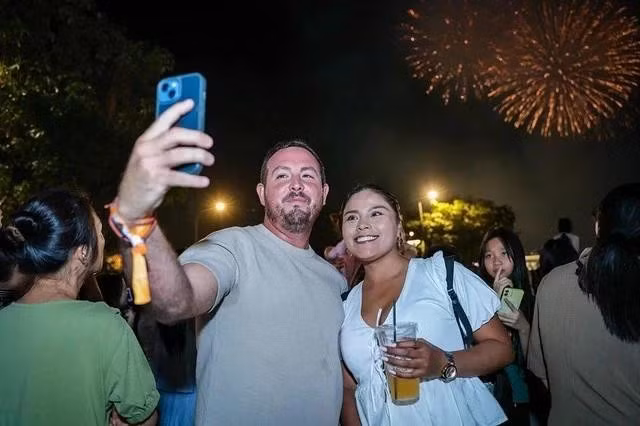 Turistas internacionales celebran el Año Nuevo 2026 en la calle peatonal Nguyen Hue, Ciudad Ho Chi Minh (Foto: Thanhnien.vn)