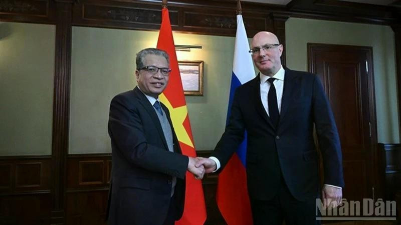 El embajador de Vietnam en Moscú, Dang Minh Khoi, se reúne con el viceprimer ministro de Rusia Dmitry Chernyshenko.