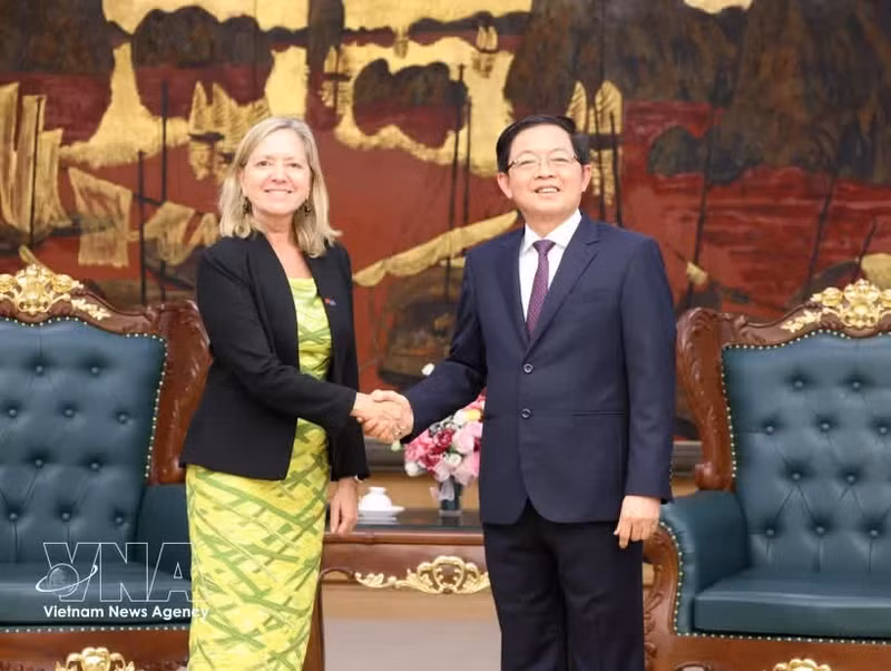 El viceprimer ministro vietnamita Ho Quoc Dung recibe a Mariam Sherman, directora del Banco Mundial para Vietnam, Camboya y Laos. (Foto: VNA)