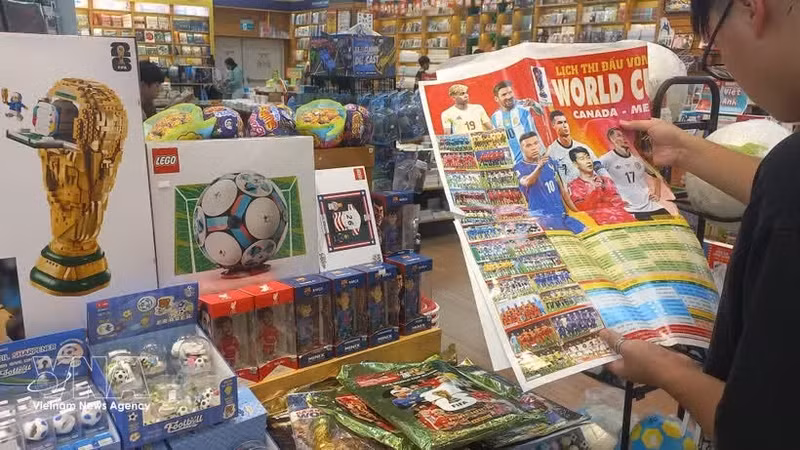 Los juguetes de Lego de la Copa Mundial 2026 en una librería del centro comercial Aeon Mall Ha Dong, Hanói. (Fuente: VNA)
