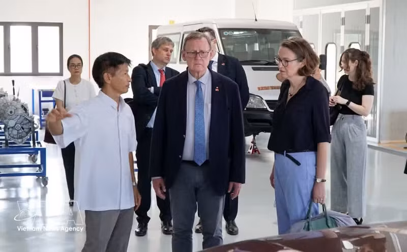 El vicepresidente del Parlamento Federal de Alemania (Bundestag), Bodo Ramelow, visita la escuela de formación profesional Don Bosco. (Foto: VNA)
