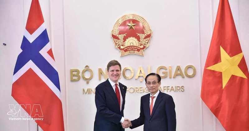 El canciller de Vietnam, Le Hoai Trung, y el ministro de Desarrollo Internacional de Noruega, Asmund Aukrust (Fuente: Ministerio de Relaciones Exteriores)