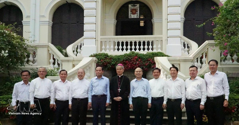 El secretario del Comité partidista local, Tran Luu Quang, realiza visita al Arzobispado de la Arquidiócesis de esta urbe sureña (Fuente: VNA)