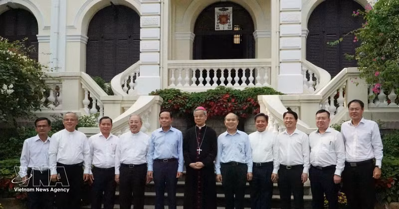 El secretario del Comité partidista local, Tran Luu Quang, realiza visita al Arzobispado de la Arquidiócesis de esta urbe sureña (Fuente: VNA)