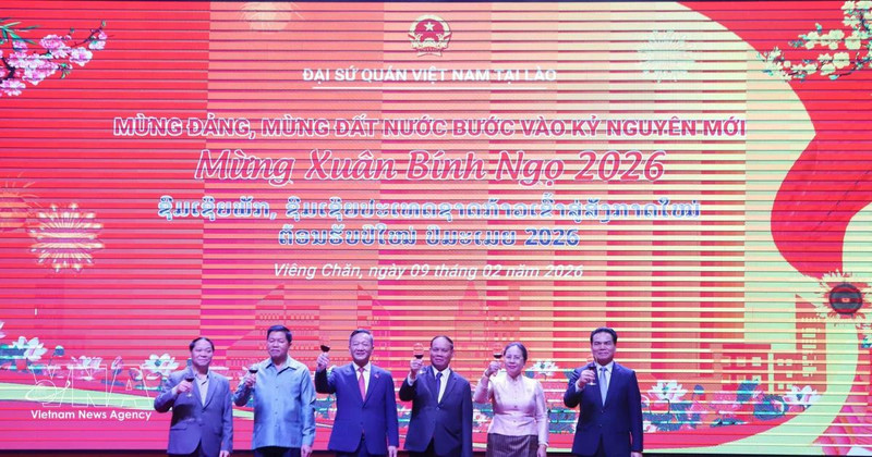 Delegados en el evento saludan el Año Nuevo Lunar (Foto: VNA)