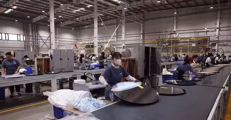 Trabajadores elaboran marcos para cuadros destinados a la exportación en la planta de INTCO Vietnam Industry Co., Ltd., empresa de capital íntegramente singapurense ubicada en el parque industrial de Bim Son, provincia de Thanh Hoa. (Foto: VNA)