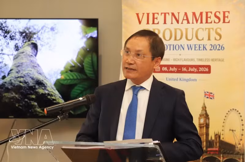 El embajador vietnamita en Reino Unido, Do Minh Hung, habla en el evento. (Fuente: VNA)