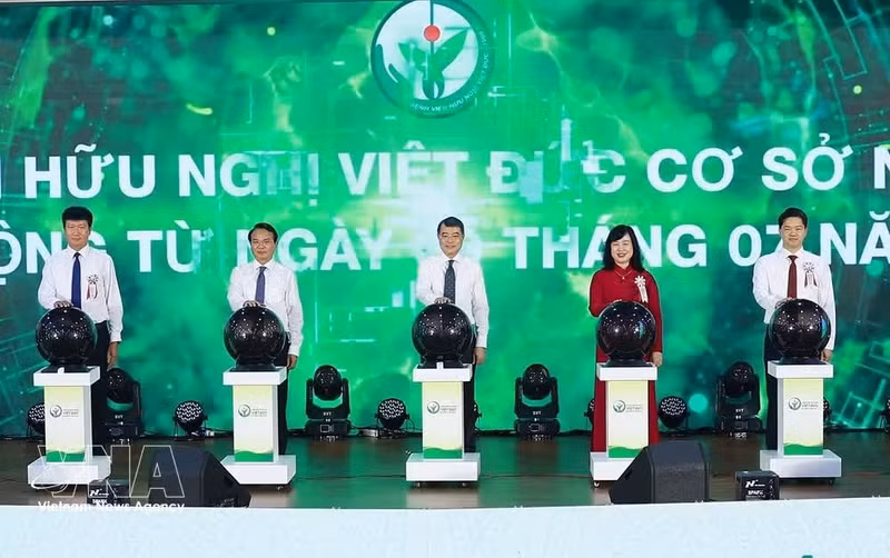 El primer ministro Le Minh Hung, junto con otras autoridades, participa en la ceremonia de inauguración de la sede de Ninh Binh del Hospital de Amistad Vietnam-Alemania. (Foto: VNA)