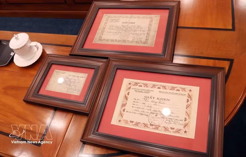 Ciudad Ho Chi Minh recibe archivos históricos para la búsqueda de mártires (Foto: VNA)