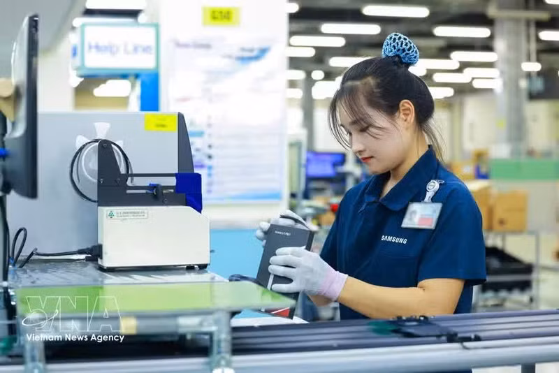 Ensamblaje de teléfonos inteligentes en Samsung Electronic Vietnam. en el Parque Industrial de Yen Binh. (Foto: VNA)