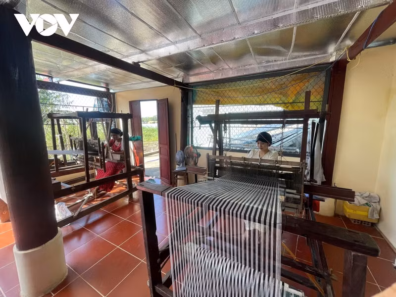 Las mujeres de la etnia cham, con sus manos hábiles, desempeñan un papel central en la elaboración del brocado. Para obtener un producto terminado, es necesario pasar por seis etapas principales: remojo del hilo, teñido con colores naturales extraídos de hojas de plantas (índigo, rojo, amarillo, azul y negro), secado, devanado, preparación de la urdimbre, que es la etapa más difícil porque exige una alta técnica, y tejido alternado entre el telar base y el telar de motivos decorativos.