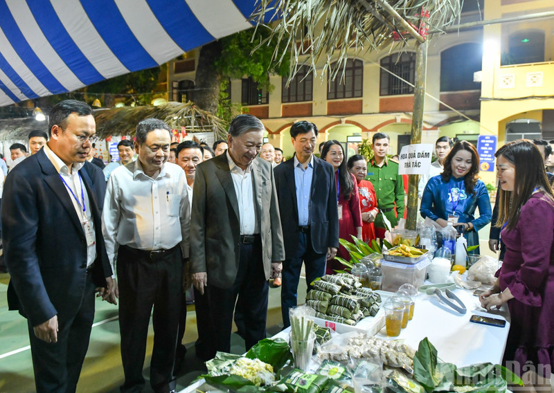 El secretario general del Partido Comunista de Vietnam, To Lam, el presidente de la Asamblea Nacional del país, Tran Thanh Man, y el miembro permanente del Secretariado del Comité Central del Partido, Tran Cam Tu, y los delegados visitan los puestos OCOP. 