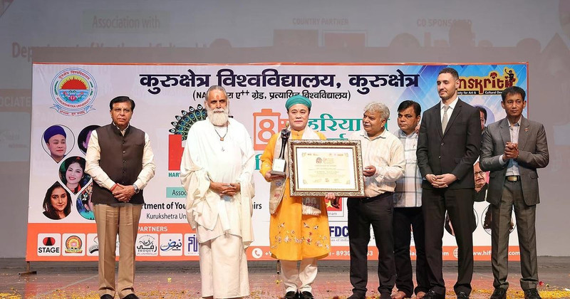 El artista Chu Bao Que recibe el premio en el festival. (Foto: Cortesía del artista)