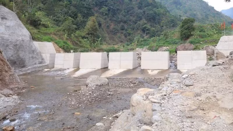 La presa Sabo, en la provincia de Son La, se construye con capital de la Asistencia Oficial para el Desarrollo no reembolsable financiado por el gobierno de Japón, y ayudará a reducir los riesgos de inundaciones repentinas y deslizamientos de tierra. 