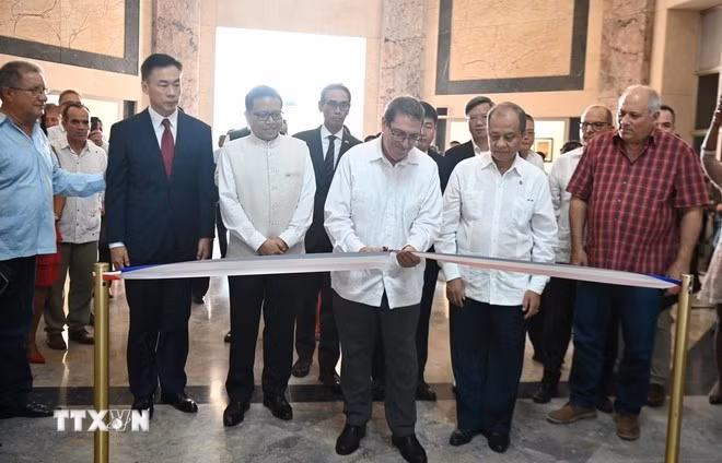 El canciller cubano, Bruno Rodríguez, inaugura la exposición. (Foto: Viet Hung/VNA)